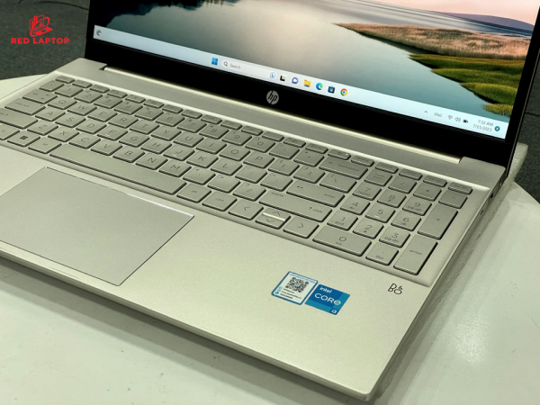Red laptop HP Pavilion 15 eg2062TU i3 1215U.jpg