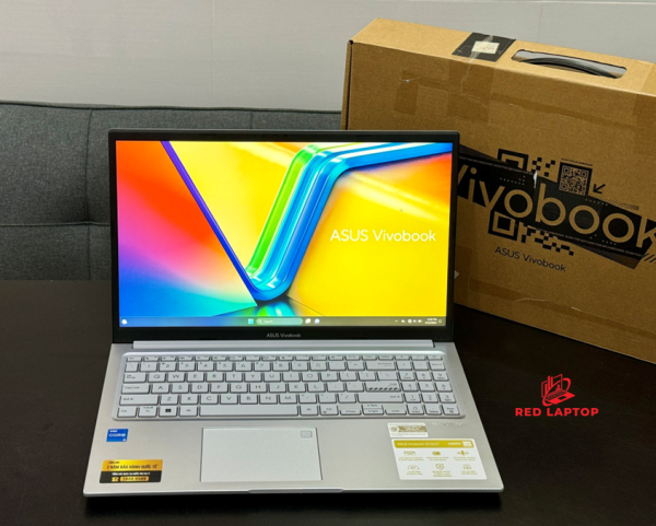 Red laptop Asus Vivobook 15 X1504VA NJ025W.jpg