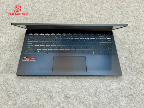 Red laptop MSI Modern 14 Ryzen 5 5500U.jpg
