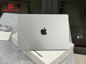 Red laptop.MacBook Air 13 inch M2 8GB 256GB.jpg