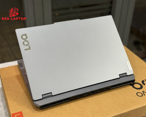 Red laptop Lenovo LOQ 2024 15ARP9 R7 7435HS.jpg