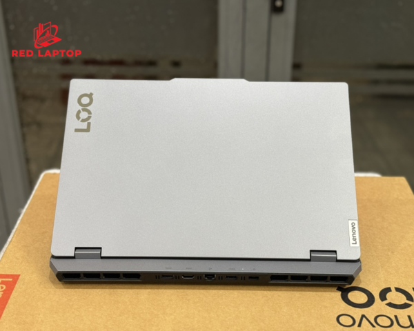 Red laptop Lenovo LOQ 2024 15ARP9 R7 7435HS.jpg