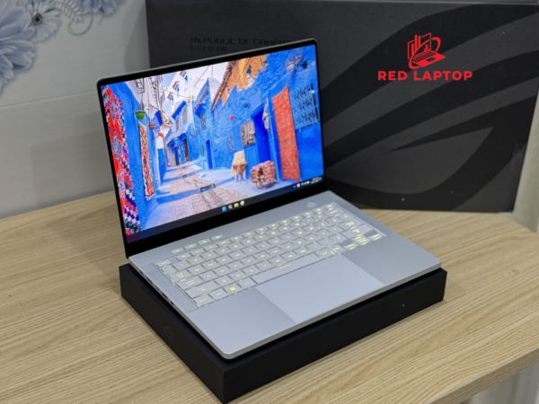 Red laptop.ASUS ROG Zephyrus G14 GA403UV trang.jpg