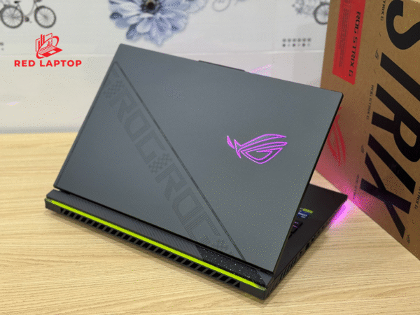 Red laptop. Asus ROG Strix G18 G814JI i9 13980HX.jpg