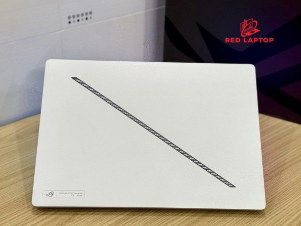 Red laptop.Asus ROG Zephyrus G16 GA605WI Ryzen AI 9 HX 370 trang.jpg